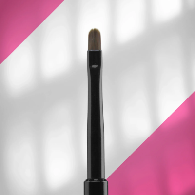 Pincel de maquilhagem com cabo preto e cerdas castanhas sobre fundo branco e rosa