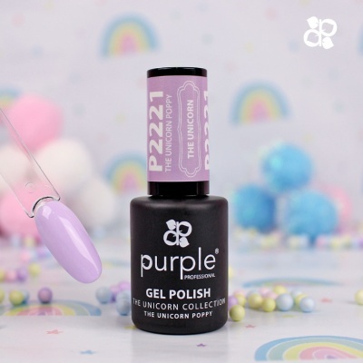 Verniz gel roxo da coleção The Unicorn Collection com aplicador e fundo colorido com arcos-íris