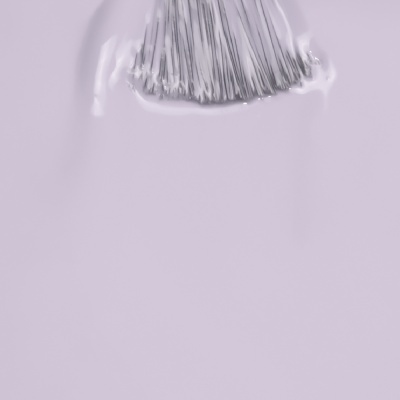 Pincel aplicando tinta lilás cremosa