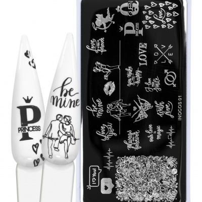 Placa de carimbo para unhas com desenhos e textos de amor em branco sobre fundo preto e duas unhas decoradas com branco e preto.