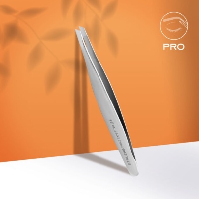 Pinça metálica de sobrancelhas prateada com texto PRO SLANT TWEEZERS STAINLESS sobre fundo laranja com ícone PRO.