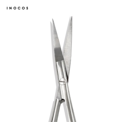 Tesoura metálica prateada com lâminas afiadas e texto INOCOS