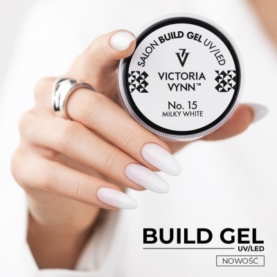 Mão com unhas brancas segurando frasco de gel Victoria Vynn No. 15 Milky White