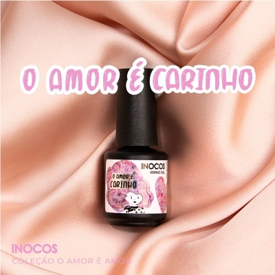 Frasco de verniz para unhas INOCOS sobre tecido rosa