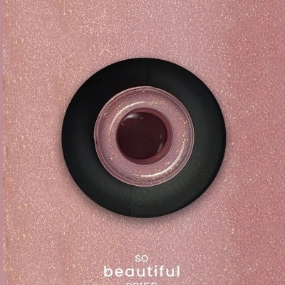 Frasco de verniz rosa com glitter sobre fundo rosa com textos