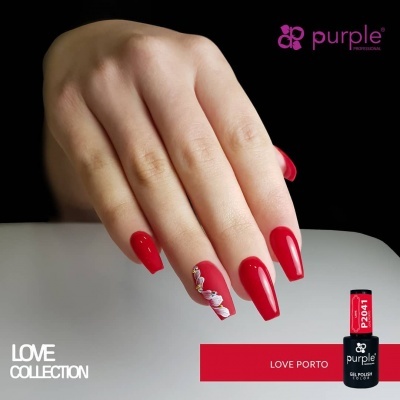 Mão com unhas vermelhas brilhantes e decoração floral, junto a verniz gel Purple Professional Love Porto