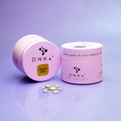 Frasco cor-de-rosa DNKA Gold Gel com cápsulas amarelas sobre superfície lilás