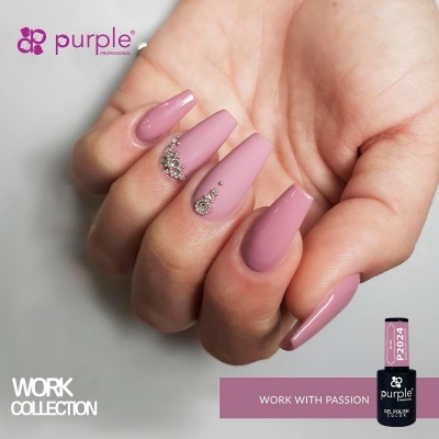 Unhas postiças rosas foscas com decoração de cristais e frasco de verniz roxo da marca purple