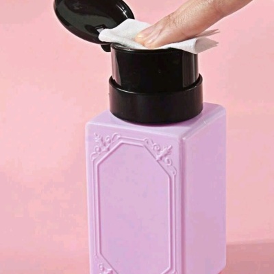 Frasco quadrado lilás com tampa preta e tecido branco sobre a tampa