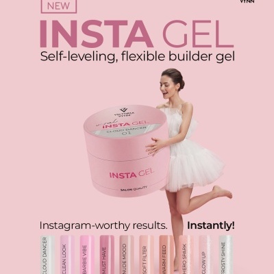 Embalagem rosa de gel para unhas INSTA GEL da Victoria Vynn com paleta de cores, sobre fundo rosa, acompanhada por uma mulher vestida de branco.
