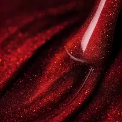 Verniz de unhas vermelho metálico com brilho