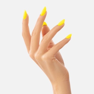 Mão feminina com unhas pintadas de amarelo