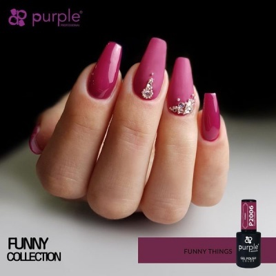 Unhas pintadas de rosa escuro com cristais e embalagem de verniz gel Purple P2006
