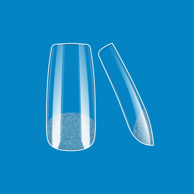 Duas unhas postiças transparentes de gel ou acrílico sobre fundo azul