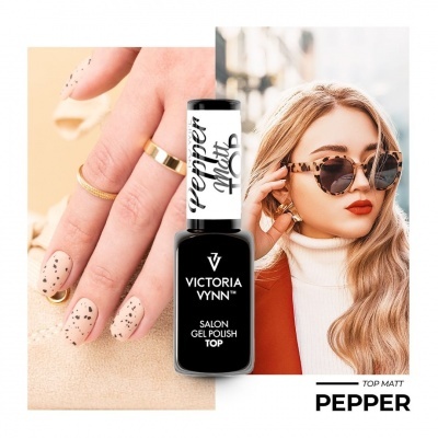 Frasco de verniz preto Victoria Vynn e unhas decoradas com pontos pretos.