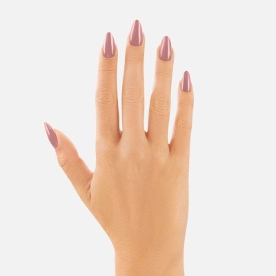Mão feminina com unhas pintadas de rosa nude