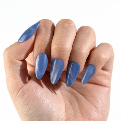 Mão com unhas longas pintadas de azul metalizado