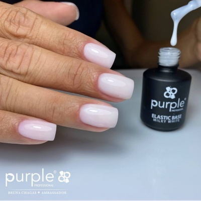 Unhas pintadas de branco translúcido com frasco de base elástica milky white da marca Purple.