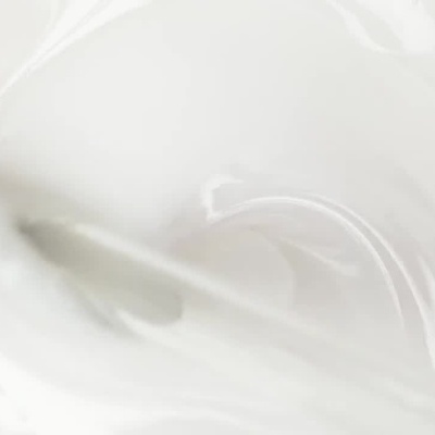 Creme branco sendo mexido com espátula