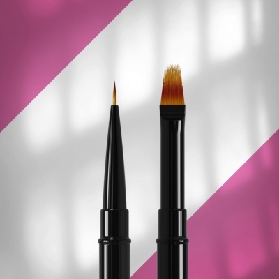Dois pincéis de maquilhagem com cabos pretos e cerdas castanhas em fundo branco com triângulos rosa.