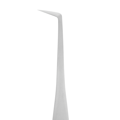 Instrumento dentário metálico com ponta curva em fundo preto