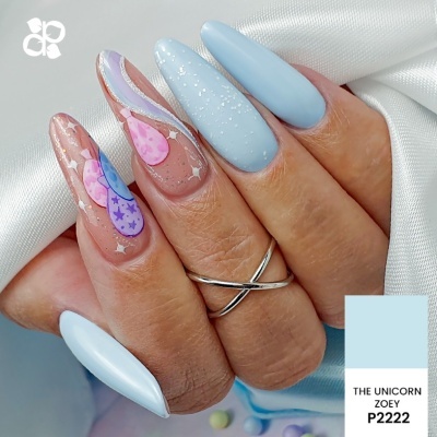 Unhas longas com arte de balões coloridos e azul claro