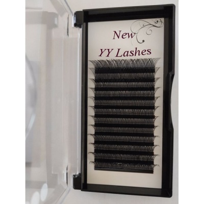 Caixa de pestanas postiças pretas organizadas em fileiras