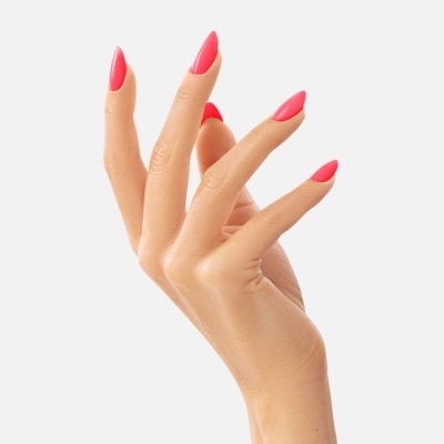 Mão feminina com unhas rosa compridas em fundo branco