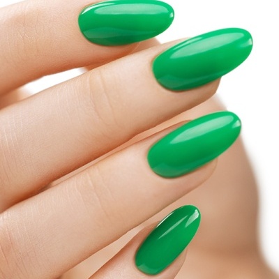 Unhas longas verdes brilhantes em mão