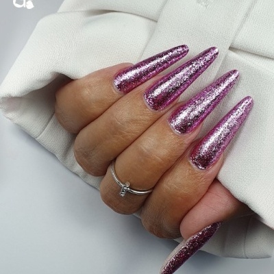 Unhas postiças glitter rosa sobre fundo branco