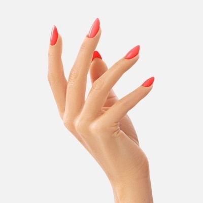 Mão feminina com unhas vermelhas compridas e brilhantes