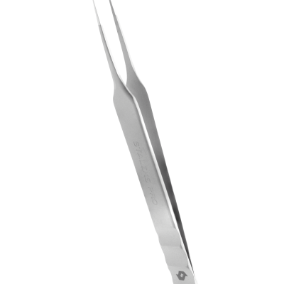 Pinça metálica prateada com gravações e ponta fina