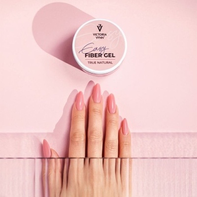 Frasco branco de gel para unhas com mãos femininas e unhas cor-de-rosa