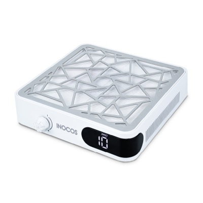 Dispositivo branco com grelha metálica geométrica, botão e visor digital