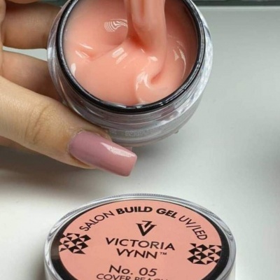 Pote de gel para unhas cor pêssego aberto, com tampa rotulada ao lado