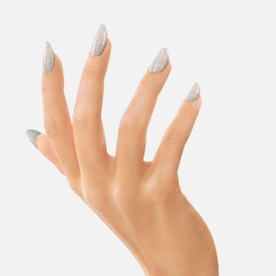 Mão com unhas artificiais alongadas prateadas brilhantes.