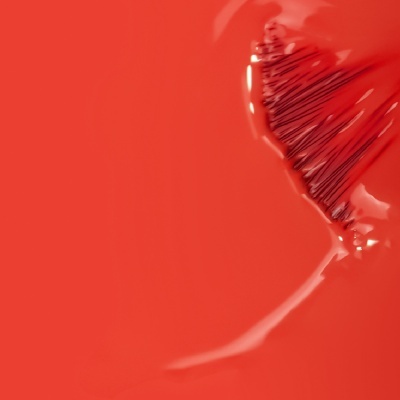 coração vermelho brilhante em fundo vermelho liso