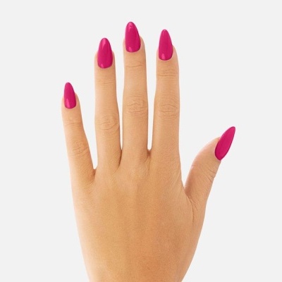 Mão feminina com unhas cor de rosa vibrante num fundo branco