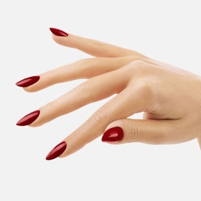 Mão feminina com unhas vermelhas compridas e brilhantes