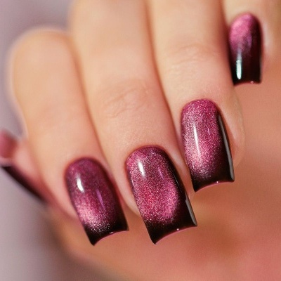 Unhas com verniz rosa metálico e ombré preto