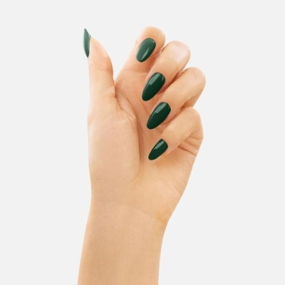 Mão com unhas pintadas de verde escuro