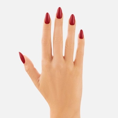 Mão feminina com unhas vermelhas longas formato amendoado