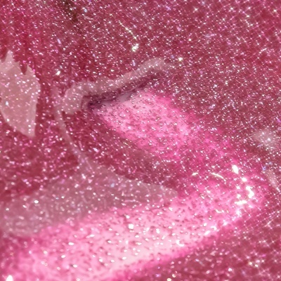 Superfície rosa brilhante com textura granulada e efeito glitter