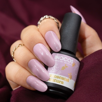 Frasco de verniz gel lilás INOCOS com unhas pintadas lilás