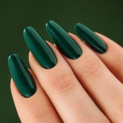 Unhas longas com verniz verde escuro brilhante