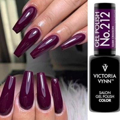Unhas com verniz gel roxo escuro brilhante e frasco de verniz Victoria Vynn Dark Crimson No. 212