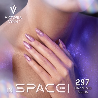 Unhas largas rosa com brilhantes em fundo roxo com texto Victoria Vynn In Space 297 Dazzling Sirius