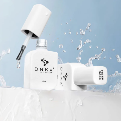 Frascos brancos de verniz para unhas DNKA com gotas e respingos de água no fundo