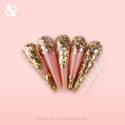 Unhas postiças com glitter dourado e colorido sobre fundo rosa