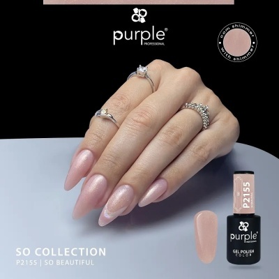 Mão com unhas pintadas de verniz gel rosa cintilante e anéis prateados